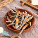 棕色碗內裝有多條乾燥丁香魚，質地乾爽，魚身完整細長.