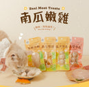 多款南瓜燒雞寵物零食包裝，柔和色調搭配新鮮肉塊展示.