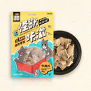 怪獸部落凍乾牛肉片包裝與黑色碟中牛肉片呈現.