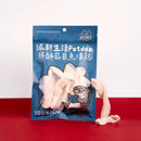 深藍色包裝鮮酥虱目魚凍乾，透明窗口可見白色魚肉塊，旁放數條魚乾零食.