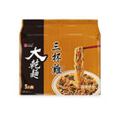 維力大乾麵三杯雞風味五入包裝，橘黑色調，碗中麵條被筷子夾起帶有配料.