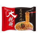 黑紅包裝維力大乾麵蔥燒牛肉風味，碗中牛肉蔥花與湯麵，筷子夾起拉麵.
