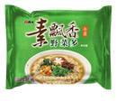 綠色包裝素食野菜泡麵，附碗裝多種蔬菜配料，標示全素字樣.