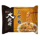 維力大乾麵三杯雞風味包裝，黑棕色主題，麵條搭配蔥段與紅辣椒顆粒.