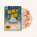 藍色包裝原肉凍乾飼糧，透明窗展示凍乾鯖魚片，背後擺放整隻鯖魚.