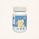 白色塑膠瓶裝貓咪保健營養粉，藍色標籤印有可愛揮手貓咪插畫.
