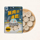 原肉凍乾太空凍雞50g包裝及盤中同心圓雞肉凍乾塊.