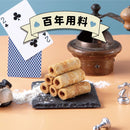 石磨黑麥法國奶油蛋捲五條堆疊擺放，背景有磨豆機與撲克牌道具.