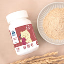 白色塑膠瓶裝貓咪專用排毛保健營養粉，紅色標籤帶有卡通貓咪圖案，旁邊配有淺色粉末和稻穗裝飾.