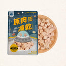 藍色包裝太空凍雞原肉凍乾，旁邊擺放方塊狀凍乾雞肉塊.