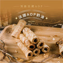 法國AOP奶油手工奶油蛋捲，金黃色酥脆卷狀餅乾堆疊擺放.