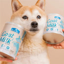 柴犬嘴含高品質羊奶粉罐，瓶身藍白色設計標示Goat Milk字樣.