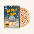 【飼糧倉】原肉凍乾太空凍雞50g包裝與盤中雞肉凍乾特寫.