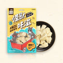 黃色包裝怪獸部落凍乾雞胸丁，旁邊黑碗中擺放多塊雞胸丁碎片.