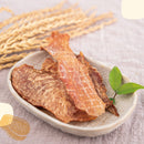 陶瓷碟中擺放數片深褐色櫻桃鴨胸肉乾，配以乾燥穀穗和綠葉裝飾.