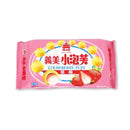 粉紅色包裝義美草莓口味小泡芙，包裝中央顯示草莓與泡芙圖案.