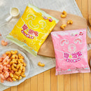 草莓煉乳口味乖乖彎曲脆果零食包裝及橢圓形脆果餅乾擺放木質桌面.