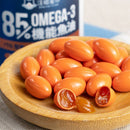 橘色透明膠囊魚油裝在木盤中，膠囊切開露出金黃色液體質地.