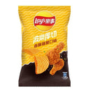 樂事波樂香酥雞腿口味洋芋片85g，黃黑色包裝，展示波浪形洋芋片與炸雞腿圖片.