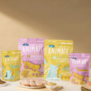 彩色包裝的Animate無穀貓飼料，包含海鮮和莓果雙雞口味，多尺寸袋裝，設計鮮明吸引貓咪注意.