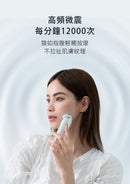 白色手持式美容儀器，圓形按摩頭，女性輕觸臉部使用.