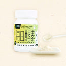 白色塑膠瓶裝每日酵素粉，綠色標籤印有中文與英文文字，旁邊擺有白色小匙與淺色酵素粉盤.