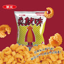 紅燒口味真魷味餅乾包裝，旁邊擺放多片金黃色波浪狀餅乾.