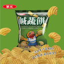 華元鹹蔬餅綠色包裝，波浪狀薄脆餅乾，袋上卡通鴨子角色圖案.