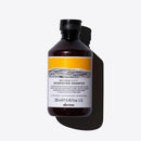 棕色塑膠瓶裝滋潤洗髮露，250ml，帶有白色與橙色標籤.