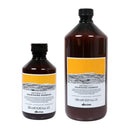 Davines達芬尼斯滋潤修復洗髮露250ml與1000ml棕色塑膠瓶，黃白標籤設計.
