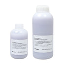 Davines LOVE 柔順洗髮露 250ml 與 1000ml 白色簡約瓶身.