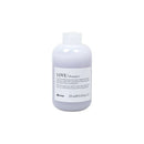 白色圓瓶裝Davines柔順洗髮露，標籤簡約文字設計，250ml容量.