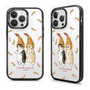 白底iPhone手機殼，印有兩隻穿炸蝦服裝貓咪與炸蝦圖案，黑色邊框.