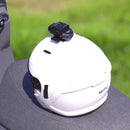 消光白色雙鏡頭機車行車記錄器安裝於白色安全帽頂部.