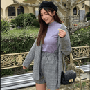 淡紫色高領速暖絨保暖衣，柔軟貼身，搭配格紋西裝外套與短褲.