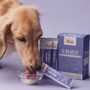 金毛犬嗅食碗中鮮肉罐，旁邊擺放紫色【Hyperr超躍】狗貓毛髮保健品包裝與單包裝袋.