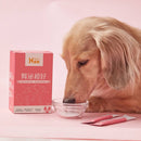 粉紅色包裝狗貓腎泌益生菌盒裝，旁有淡金色長毛犬喝水特寫.