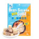 藍橘色包裝牛肉鮭魚風味貓咪立方凍乾零食及白碗內多色肉塊.