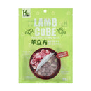 綠色包裝的【Hyperr超躍】羊立方凍乾貓咪零食，30克，前景展示小方塊肉塊.