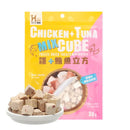 粉紅色包裝雞肉鮪魚口味貓咪凍乾立方零食30克與白色碗中凍乾塊狀零食.