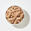 白色碗中裝滿橢圓形淡褐色犬貓羊肉凍乾食品粒.