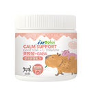 白色塑膠瓶裝，標籤粉橘色系，印有倉鼠和小老鼠插畫，產品名稱「茶胺酸+GABA」舒壓配方顯示90顆裝貓用軟錠.