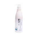 白色按壓瓶設計，KIN卡碧絲酸蛋白健髮洗頭水750ml，簡約標籤豐盈蓬鬆效能.