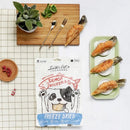 KiWiPet鮭魚肚犬貓凍乾零食包裝與三片鮭魚凍乾擺放在綠色盤與木板上.