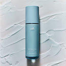 淺藍色霧面質感保濕護髮精華瓶身，白色字樣簡約設計.