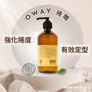 透明棕色塑膠瓶裝捲髮造型液，黑色按壓頭，標籤印有品牌LOGO與產品名稱.