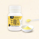 白色塑膠瓶裝黃粉末補給品，旁邊有小白碟與匙裝黃粉末.