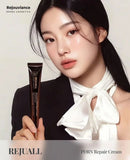手持深棕色管裝REJUALL再生修復霜，配白色飾結襯衫女性模特.