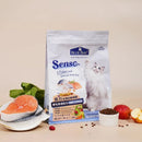 倍力SENSE猫飼料3種魚與台灣鱉蛋配方1.5公斤包裝，前方擺有生鮭魚片和飼料碗.