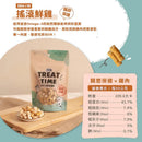 TREAT TIME搖滾鮮雞口味機能凍乾犬用零食，50g棕色包裝，展示塊狀小肉乾與飛起零食角度.